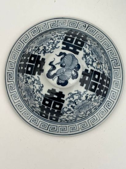 Potiche couverte en porcelaine blanc- bleu
Chine,...