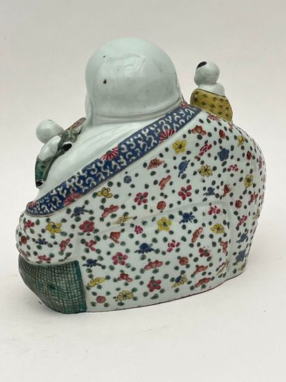 Groupe en porcelaine et émaux de la famille...