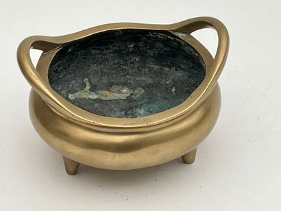 Brûle-parfum tripode en bronze de patine...