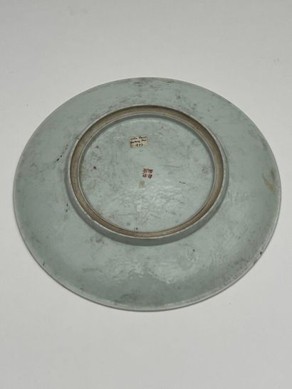Plat rond en porcelaine polychrome à décor...