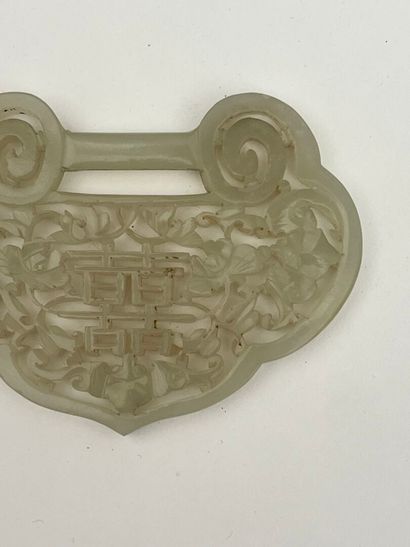 Plaque en jade céladon ajouré à décors de...