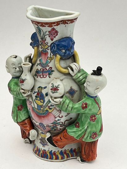 Vase d'applique en porcelaine et émaux de...