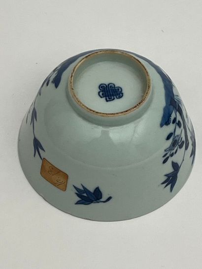 Paire de coupes couvertes en porcelaine blanc...