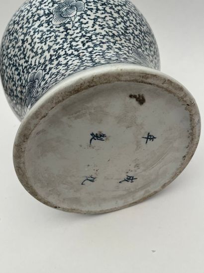 Potiche couverte en porcelaine blanc- bleu
Chine,...