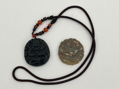 Collier pendentif en pierre dure noir à l'imitation...