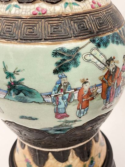 Paire de vases de forme balustre de porcelaine...