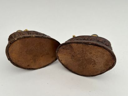 Deux bouddhas en bronze dorés, l'un faisant...