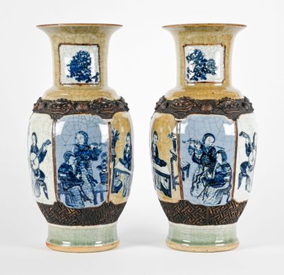 Paire de vase en porcelaine craquelé à décor...