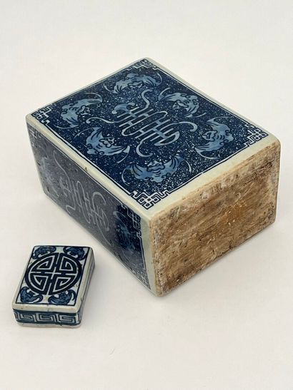 Flacon à thé de forme quadrangulaire en porcelaine...