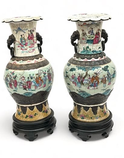 Paire de vases de forme balustre de porcelaine...