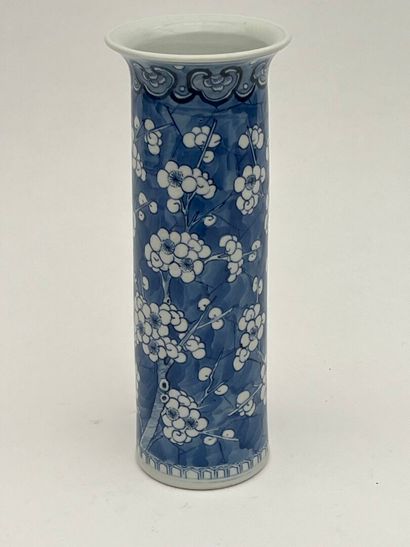 Vase cornet en porcelaine à décor de prunus...