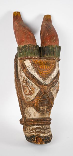 Tête de vache en bois polychrome, élément...