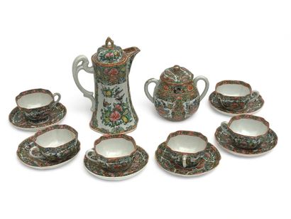 Partie de service en porcelaine polychrome...