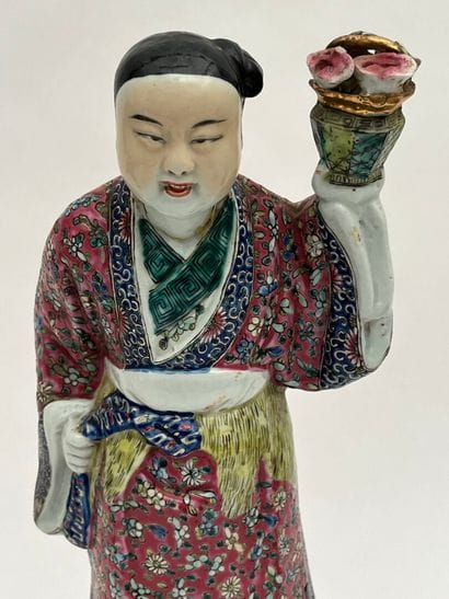 Trois sujets en porcelaine et émaux polychromes...