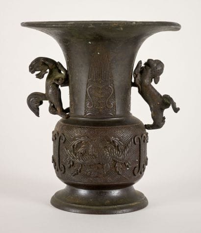 Vase à large col en bronze flanqué de deux...