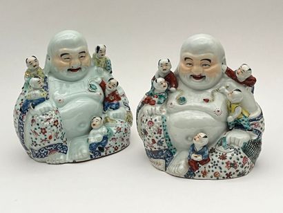 Deux groupes en porcelaine et émaux de la...