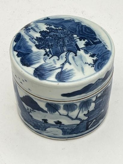 Boîte circulaire couverte en porcelaine bleu...