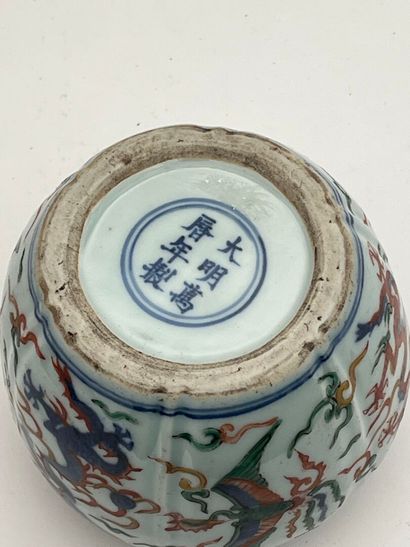 Petit pot de forme globulaire à panse côtelée,...