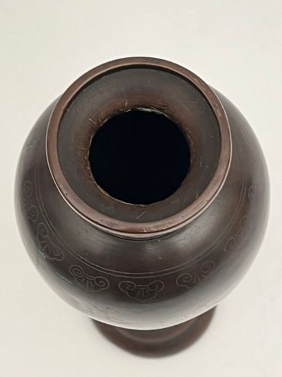 Vase balustre en bronze niellé à décor de...