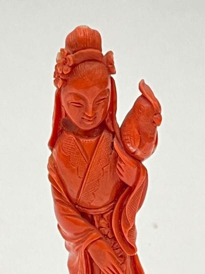 Statuette en corail rouge-orangé représentant...