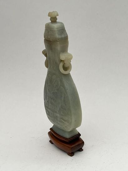 Vase hu couvert en jade céladon sculpté de...