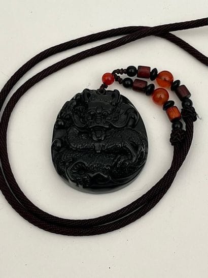 Collier pendentif en pierre dure noir à l'imitation...
