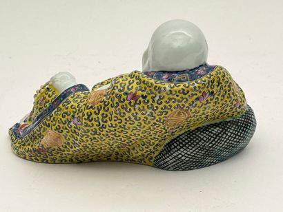 Bouddha milefo en porcelaine et émaux polychromes...