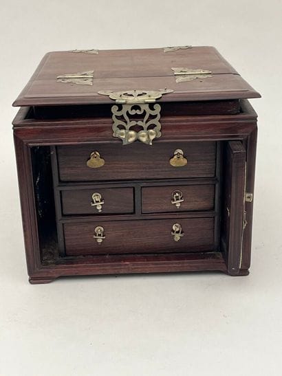 Coffret de voyage à bijoux en bois exotique.
couvercle...