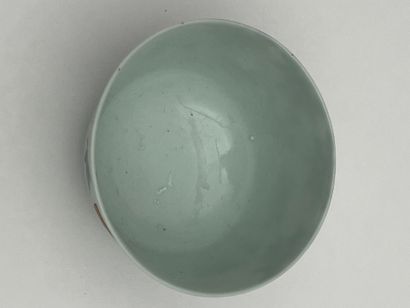 Paire de coupes couvertes en porcelaine blanc...