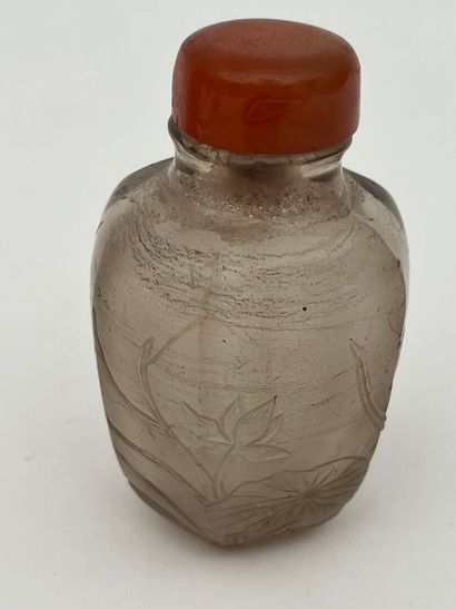 Ensemble de cinq flacons tabatières en verre...
