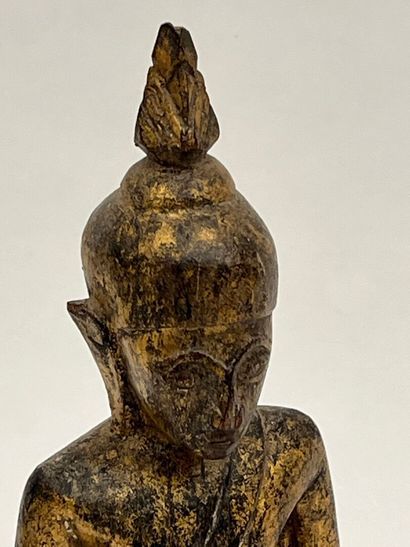 Bouddha en bois doré, prenant la terre à...
