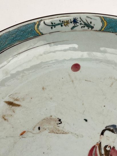 Plat rond en porcelaine polychrome à décor...