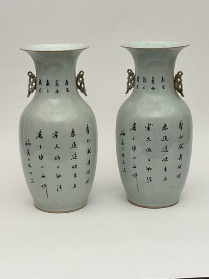 Paire de vases en porcelaine polychrome à...