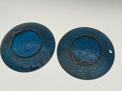 Paire de plats en cuivre et émaux cloisonnés...