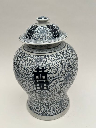 Potiche couverte en porcelaine blanc- bleu
Chine,...