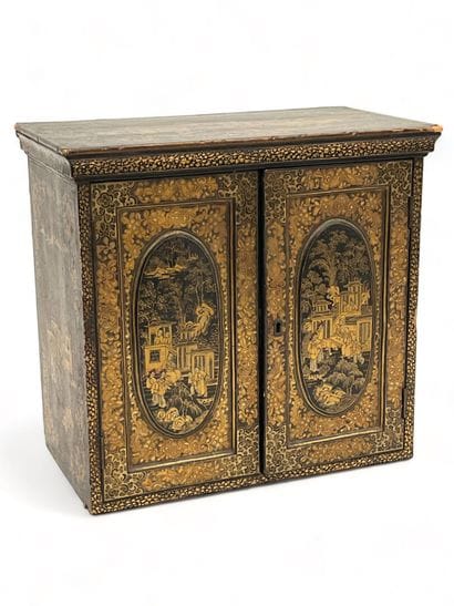 Cabinet en laque de Canton en carton bouilli...