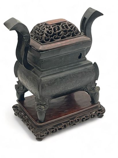 Fang ding en bronze reposant sur quatre pieds...