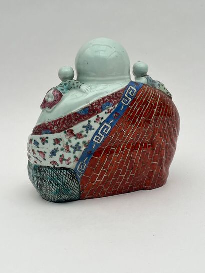 Groupe en porcelaine et émaux de la famille...