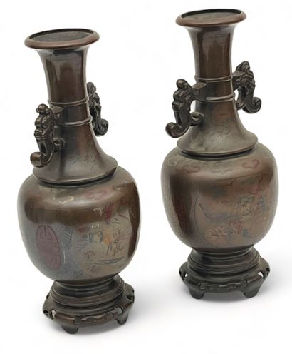 Paire de vases balustres en bronze à décor...