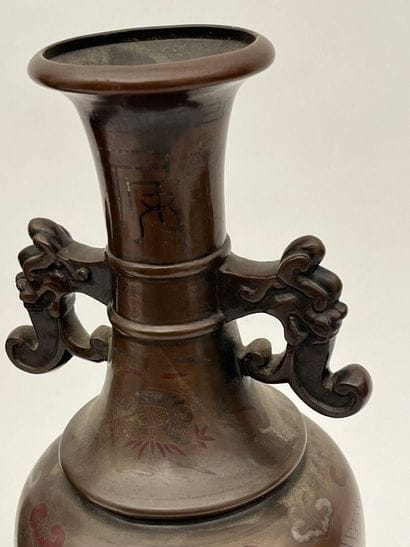 Paire de vases balustres en bronze à décor...