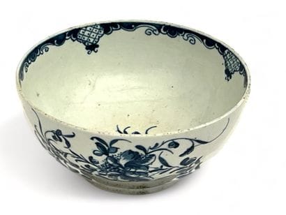 Coupe sur talon en porcelaine à décor de...