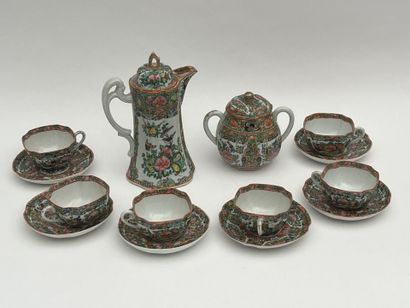 Partie de service en porcelaine polychrome...