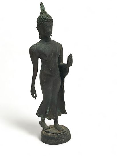 Bouddha debout en bronze.
Thaïlande, XXe
H...
