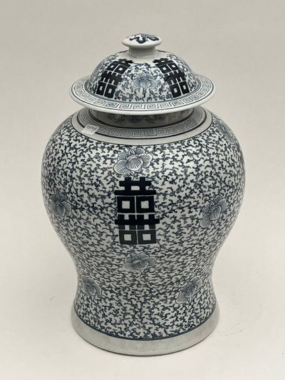 Potiche couverte en porcelaine blanc- bleu
Chine,...