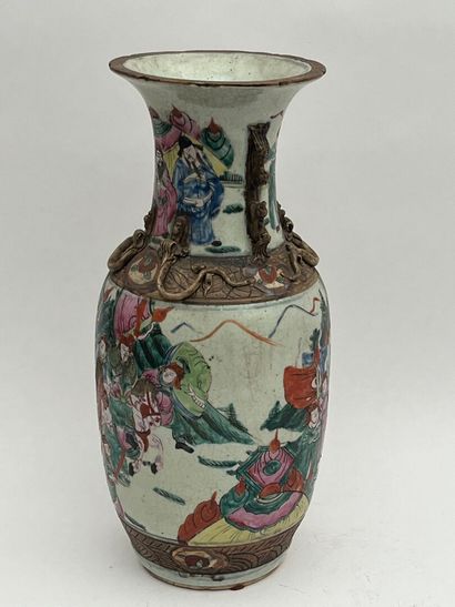Vase en porcelaine polychrome de Nankin à...
