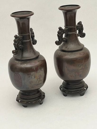 Paire de vases balustres en bronze à décor...
