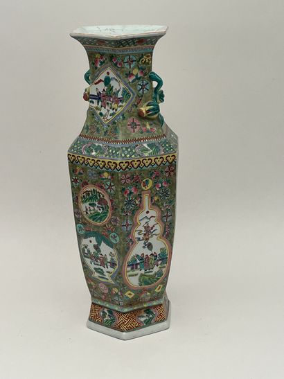 Vase de forme haxagonale à décor de la famille...