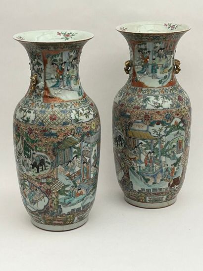 Paire de vases en porcelaine polychrome et...