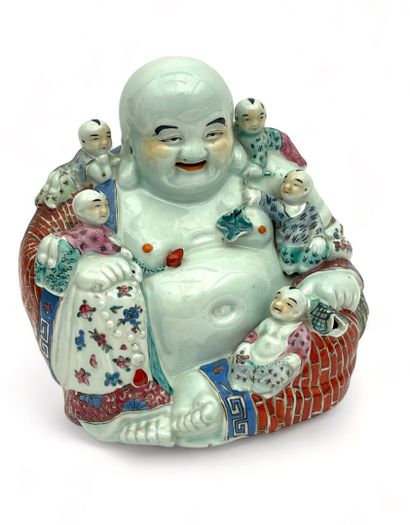 Groupe en porcelaine et émaux de la famille...