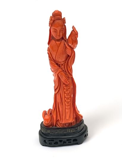 Statuette en corail rouge-orangé représentant...